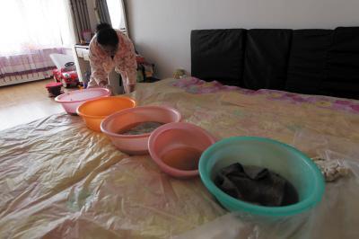 灵石楼上漏水，住户失联，小区没物管，业主维权难！律师来支招……